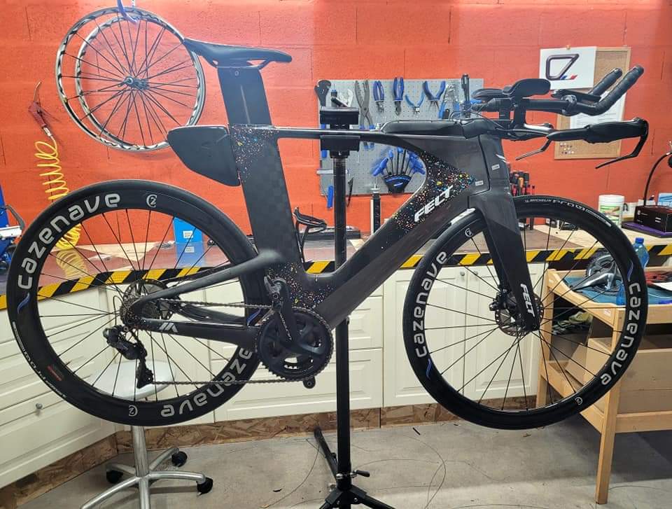 Vélo de triathlon équipé de roues Cazenave sur pied d'atelier